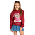 Menina usando blusa de moletom vermelho com capuz e estampa de urso, combinada com uma saia de jeans.