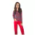 Pijama feminino em suede, com camiseta de manga longa estampada e calça vermelha.