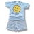 Pijama infantil masculino curto, composto por camiseta azul com estampa sorridente e shorts listrados em azul e branco.