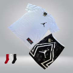 Remera blanca + bermuda jordan negra marmol