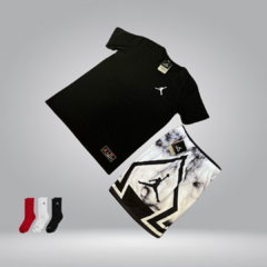 Remera negra + bermuda jordan blanca marmol