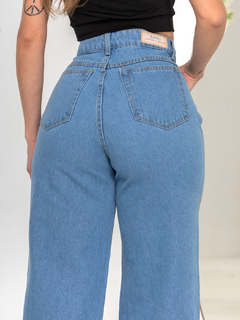 Calça Wide leg Pantalona Azul Com Rasgos na internet