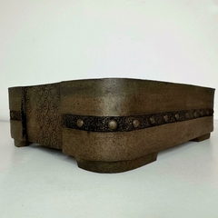 Maceta rectangular con remaches y grabados A038 Medidas Externas 28.5 x 21 x 8 cm - Takumi