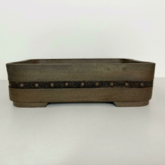 Maceta rectangular con remaches y grabados A038 Medidas Externas 28.5 x 21 x 8 cm en internet