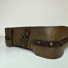 Maceta rectangular con remaches, grabados y flores A040 Medidas Externas 27.5 x 20.5 x 6.5 cm