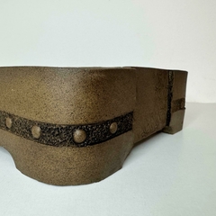 Maceta rectangular con remaches, grabados y flores A040 Medidas Externas 27.5 x 20.5 x 6.5 cm - tienda online