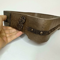 Maceta rectangular con remaches, grabados y flores A040 Medidas Externas 27.5 x 20.5 x 6.5 cm en internet