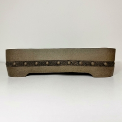 Maceta rectangular con remaches, grabados y flores A040 Medidas Externas 27.5 x 20.5 x 6.5 cm - Takumi