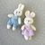 Conjunto 2 Coelhos de Pelúcia Decorativo Páscoa Enfeite - comprar online