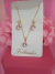 Conjunto com pedra de cristal banhado a ouro