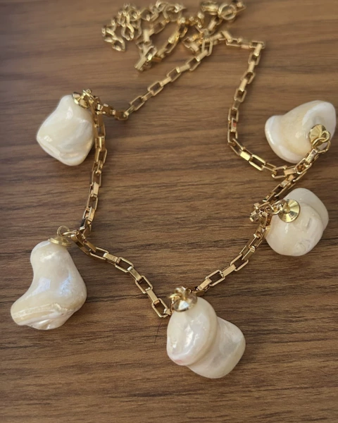 Colar em dourado, 50cm mais alongador , com madrepérolas.