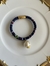 Pulseira de fio indiano na cor azul marinho,verde e vermelho, com pérola e fecho de imã.