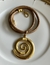 Corda encerada com pingente espiral em dourado. (45cm mais alongador)