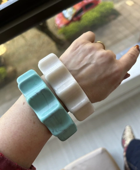 Bracelete marfim em resina.