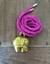 Cordão pink com elefante dourado em resina.