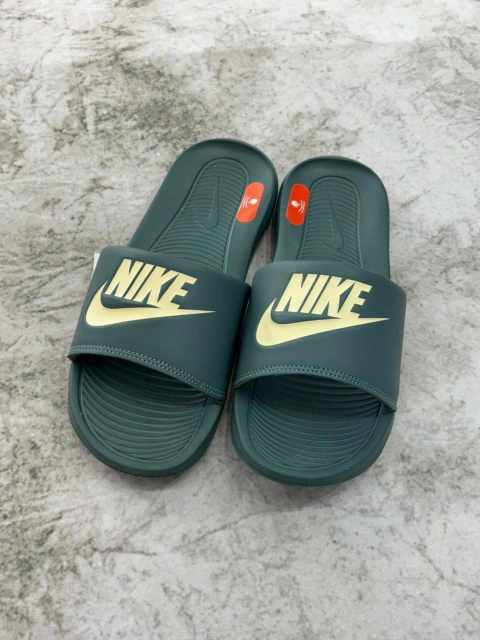 CHINELO SLIDE NIKE VICTORI ONE VERDE MARINHO
