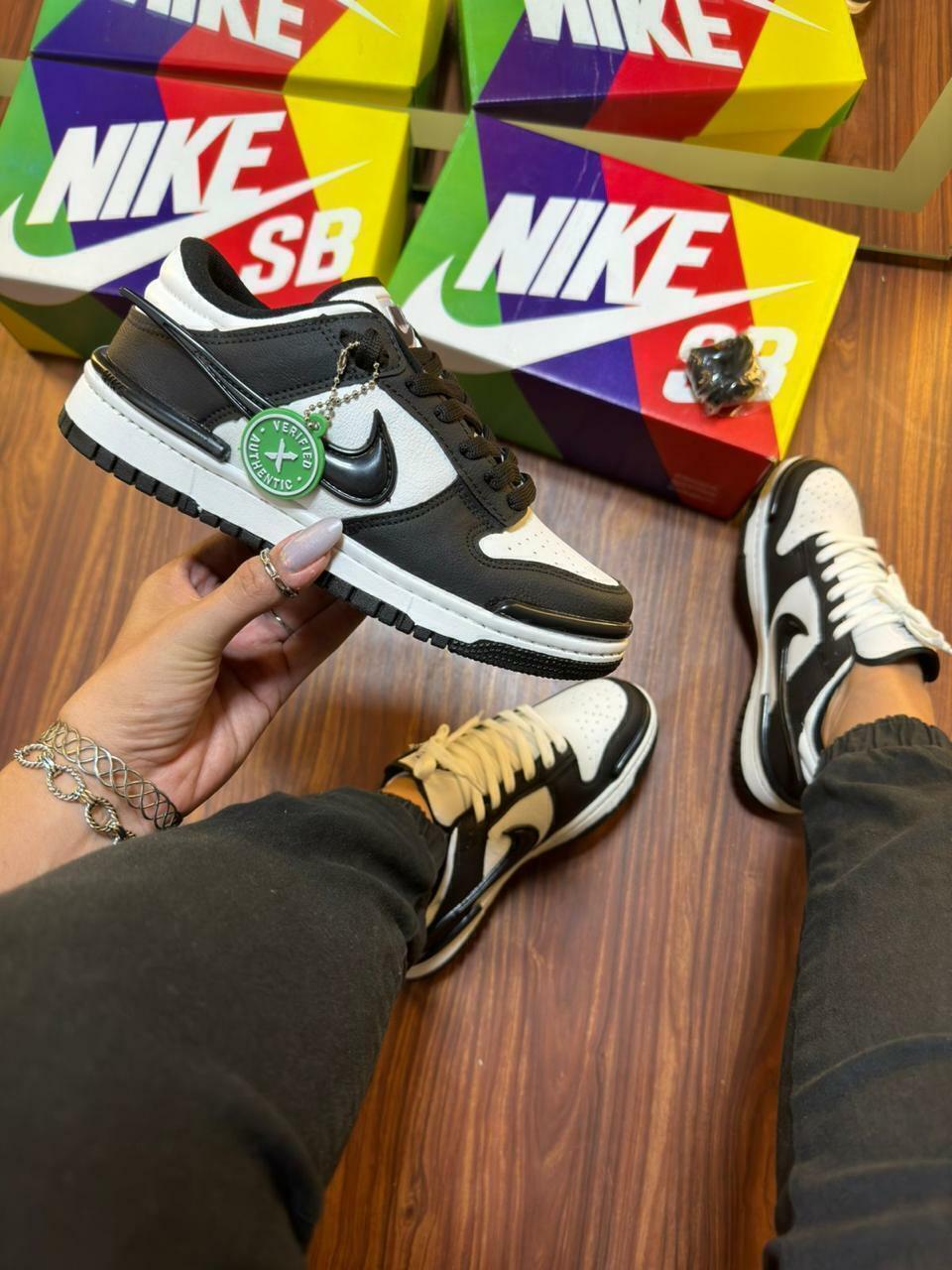 DUNK LOW TWIST - Tênis Preto e Branco Exclusivo DUNK LOW TWIST - Tênis Preto e Branco Exclusivo