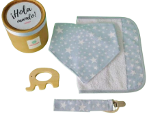 Mini Box Estrellas  incluye un babero bandana de tela, una toalla babita suave, un mordedor/mordillo de madera guatambú en forma de elefante y un porta chupete con broche adison.