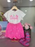 conjunto momi blusa off com estapa no rosa e short rosa com margaridas bordadas