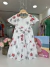 vestido MOMI em tricoline bordado com flores vermelhas azul cor fundo off with