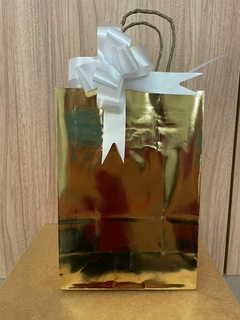 Sacola laminada ouro brilho P - 21,5 x 15 x 8 cm - Com laço branco