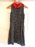 Vestido negro con cuello rojo