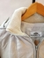 Campera gris con capucha desmontable en internet