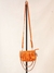Cartera naranja en internet