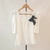 Remera con moño negro