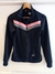 Campera deportiva negra, rosa y gris.
