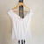 Remera de modal blanca en internet