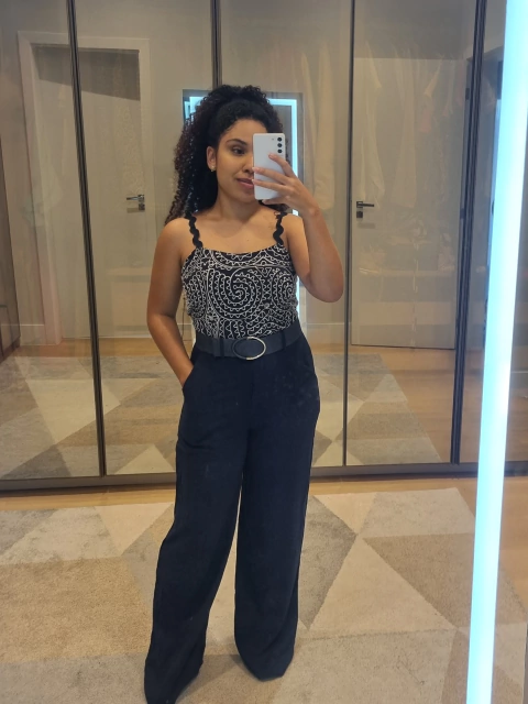 Calça pantalona em viscolinho com cinto de fivela dourada