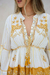 Vestido Curto Boho Mostarda com Aplique de Pérolas e Mangas Bufantes - Muzi Oficial