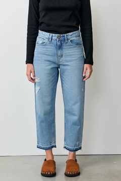 JEAN MOM FIT ROTURAS VER - comprar online