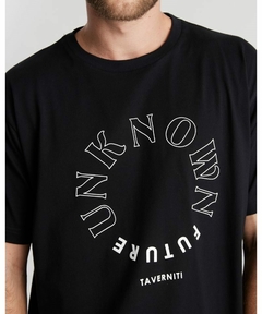 REMERA OVER SCARSON TAVERNITI HOMBRE en internet