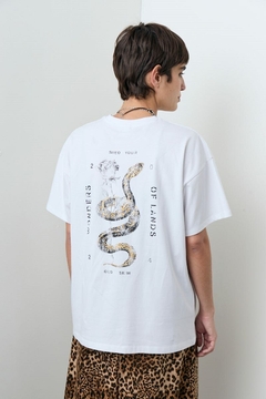 REMERA ESTAMPA SNAKE VER