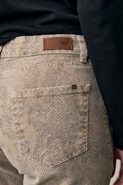 JEAN REAL STRAIGHT REPTIL VER - LOLA URBANO Y DEPORTIVO