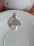 Pingente em prata 925 com o design da Árvore da Vida, exibido sobre um prato branco.