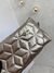 Necessaire G texturizada diamond dourada - Experium Performs Agency