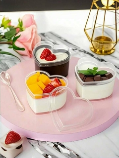 Envase transparente con forma de corazón. Incluye tapa + cuchara. Precio por unidad.