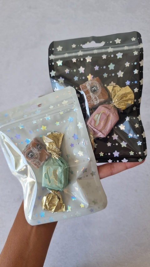 Bolsa holográfica con estrellas. Dos colores disponibles. Precio por unidad. - comprar online