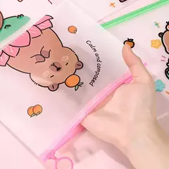 Bolsa estuche de PVC. Diseño capibara. Precio por unidad. - Capkelitos mayorista