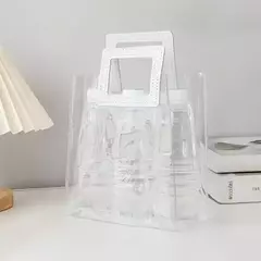 Bolsa pvc cristal con manija cuerina cuadrada blanca. 2 tamaños disponibles. Precio por unidad. - Capkelitos mayorista