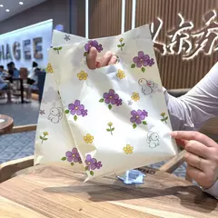 Bolsa riñon "conejos y flores". Precio por unidad. - Capkelitos mayorista