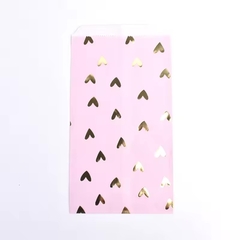 Sobre de papel rosa con corazones dorados. Precio por unidad. en internet