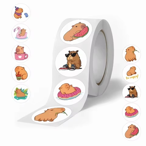 Rollo de stickers capibara x 500 unidades.