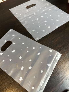 Bolsa riñón translúcida con estrellas blancas. 2 tamaños. Precio por unidad. - Capkelitos mayorista