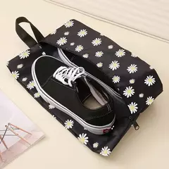 Imagen de Bolsa con cierre para zapatilas. Margaritas. Precio por unidad.
