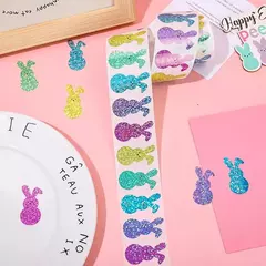 Rollo de stickers conejos brillosos x 500 unidades.