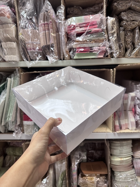 Caja cartulina con tapa acetato 25x25x7,5 cms. Precio por unidad.